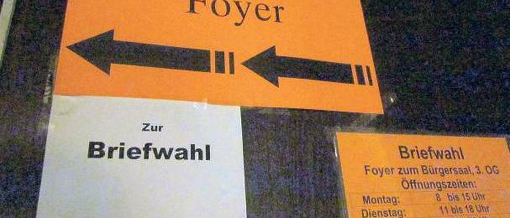 Jeder nur zwei Kreuz’. Im Rathaus Charlottenburg ist das Wahllokal gut ausgeschildert – und stark frequentiert.