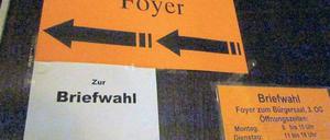 Jeder nur zwei Kreuz’. Im Rathaus Charlottenburg ist das Wahllokal gut ausgeschildert – und stark frequentiert.