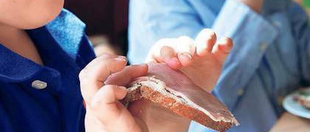 Zwei Jungs mit Stulle.