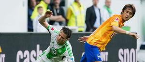 Abflug. Wolfsburgs Christian Träsch (l) und Berlins Hajime Hosogai.