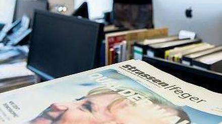 Im Redaktionsraum an der Prenzlauer Alle wird die Zeitung "Straßenfeger" gemacht.