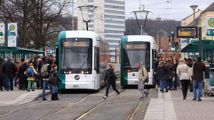 Fernbahnhof? Die Potsdamer Züge würden - wie etwa in Karlsruhe - auf die Schienen der großen Bahn passen. 