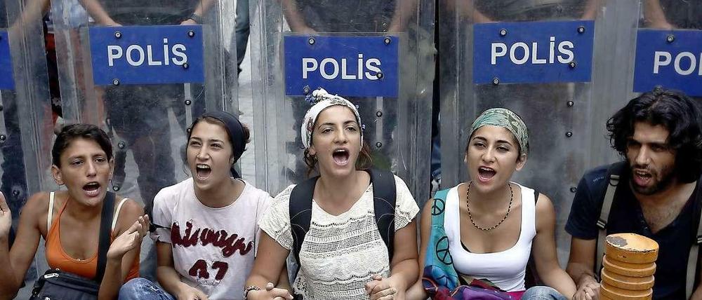 Proteste am Friedenstag in Istanbul: Die Polizei formiert sich hinter der Menschenkette. 