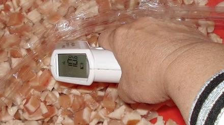 Dieses Fleisch hätte bei höchstens 7 Grad Celsius gelagert werden müssen. Doch die Pankower Kontrolleure maßen 10,6 Grad - und damit gute Chancen für krankmachende Keime. D 