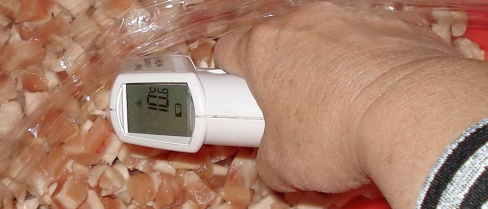 Dieses Fleisch hätte bei höchstens 7 Grad Celsius gelagert werden müssen. Doch die Pankower Kontrolleure maßen 10,6 Grad - und damit gute Chancen für krankmachende Keime. D 