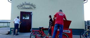 Mit dem Fahrrad auf Wahlkampftour - für mehr Wählerstimmen, aber auch um die Wahlbeteiligung zu erhöhen. 