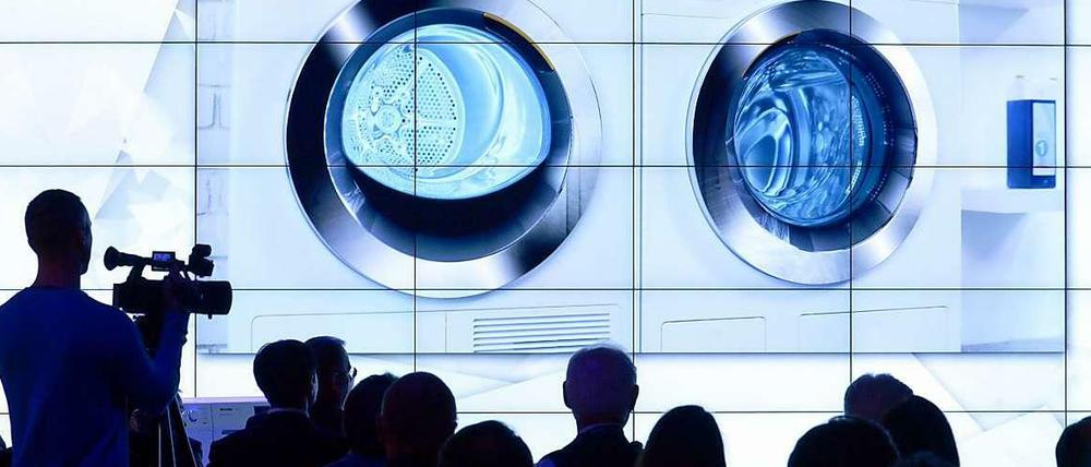 Die Hersteller zeigen neue Waschmaschinen, die besser reinigen und die Wäsche schonen.