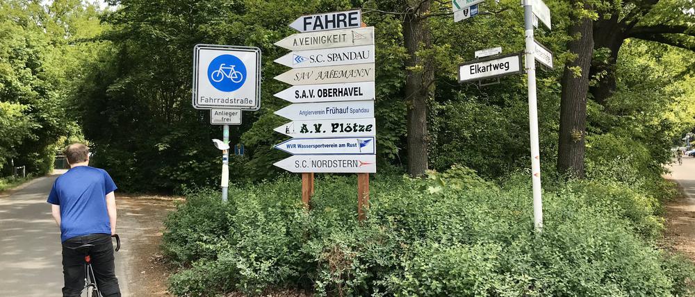 Eine Fahrradstraße: Der Havelradweg führt über den Elkartweg (wo ganz viele Wassersportvereine ihren Sitz haben).