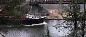 Das alte Ding muss weg. Die Brücke, über die einst S-Bahnen rollten, wird abgerissen.