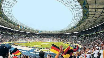 Schön war’s und wird es? Deutsche Fans vor dem WM-Viertelfinalspiel 2006 gegen Argentinien im Berliner Olympiastadion.