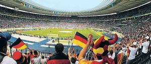 Schön war’s und wird es? Deutsche Fans vor dem WM-Viertelfinalspiel 2006 gegen Argentinien im Berliner Olympiastadion.