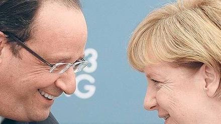 Entspannung. Merkel lacht mit Frankreichs Präsident François Hollande. Foto: dpa