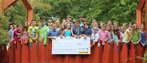 Die Schüler des Galileo-Gymnasiums haben vom Juniorwahlen-Team eine Wahlbenachrichtigung im Großformat erhalten.