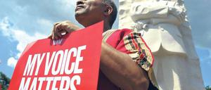 Immer noch ein Traum. Ein Afroamerikaner protestiert vor dem Martin-Luther-King-Denkmal in der US-Hauptstadt Washington für seine Rechte. Wie er empfinden viele, dass sich die Situation für sie eher verschlechtert als verbessert habe. Foto: Jewel Samad/AFP