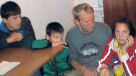 Sehnsucht. Jeden Abend ruft die Familie bei der Mutter in der Klinik an.