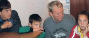 Sehnsucht. Jeden Abend ruft die Familie bei der Mutter in der Klinik an. 