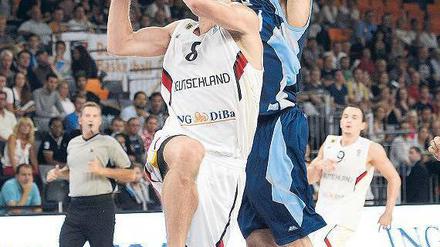 Seltener Versuch. In der Offensive fehlt es dem deutschen Team noch an Spielern, die Verantwortung übernehmen wie hier Teamkapitän Heiko Schaffartzik (mit Ball).