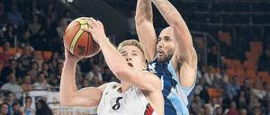 Seltener Versuch. In der Offensive fehlt es dem deutschen Team noch an Spielern, die Verantwortung übernehmen wie hier Teamkapitän Heiko Schaffartzik (mit Ball).