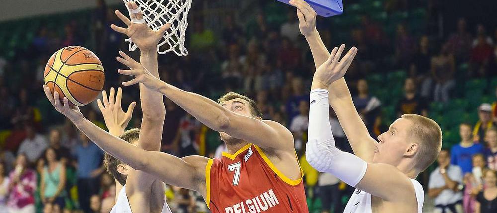 Tibor Pleiß (l) und Robin Benzing kommen gegen den Belgier Axel Hervelle zu spät. 