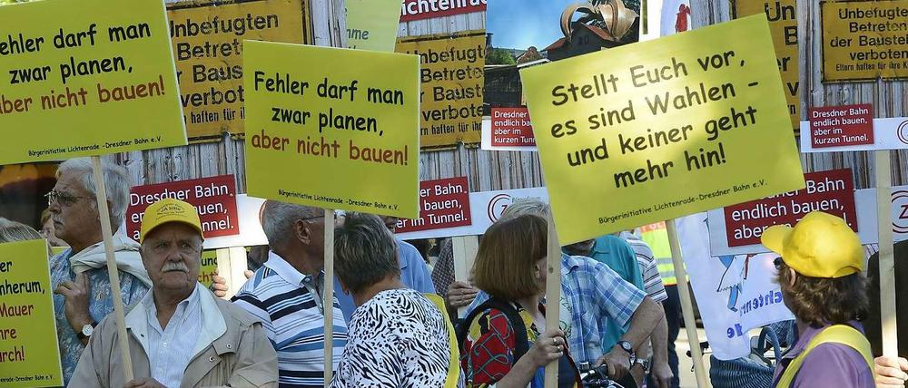 Bürger von Lichtenrade demonstrieren für einen Tunnel für die Dresdner Bahn.