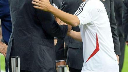 "Tja, habe ich dich doch überholt!" Der ehemalige deutsche Nationalkapitän Michael Ballack vor dem 100. Länderspiel von Philipp Lahm am Freitag gegen Österreich. Michael Ballack hat "nur" 98 Länderspiele.