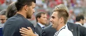 "Tja, habe ich dich doch überholt!" Der ehemalige deutsche Nationalkapitän Michael Ballack vor dem 100. Länderspiel von Philipp Lahm am Freitag gegen Österreich. Michael Ballack hat "nur" 98 Länderspiele.