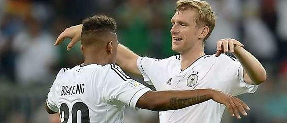 Wieder alles im Griff: Die deutschen Abwehrspieler Jerome Boateng und Per Mertesacker.