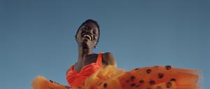 Freude im Zentrum: Die Fotografie „Orange Dress“ von Nadine Ijewere aus dem Jahr 2018 ist aktuell ebenfalls im C/O Berlin zu sehen.