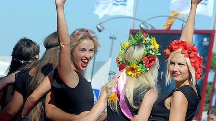 Die Aktivistinnen von Femen auf dem roten Teppich des Filmfests von Venedig.