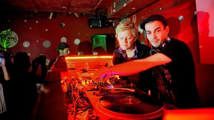 Im "Morlox" in Friedrichshain lässt sich Renate Künast die Turntables zeigen. In ein paar Wochen geht die Musik hier aus. Der Club muss Eigentumswohnungen weichen.