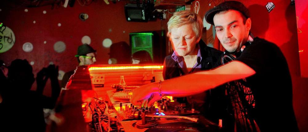 Im "Morlox" in Friedrichshain lässt sich Renate Künast die Turntables zeigen. In ein paar Wochen geht die Musik hier aus. Der Club muss Eigentumswohnungen weichen.