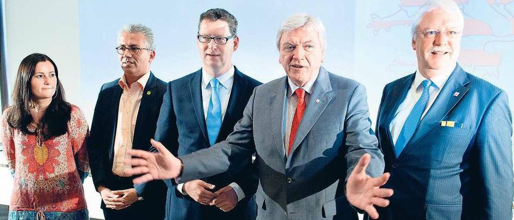 Hessische Spitzen. Janine Wissler (Linke), Tarek Al-Wazir (Grüne), Thorsten Schäfer-Gümbel (SPD), Volker Bouffier (CDU) und Jörg-Uwe Hahn (FDP). Foto: Boris Roessler/dpa