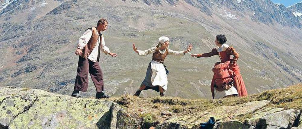 Dramatische Szenen am Berg. Das Theaterstück gleicht einem Heimatfilm, der sich über einzelne Stationen abspult. Und nebenbei wird gewandert.