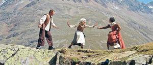 Dramatische Szenen am Berg. Das Theaterstück gleicht einem Heimatfilm, der sich über einzelne Stationen abspult. Und nebenbei wird gewandert.