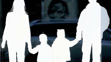 Vater, Mutter und zwei kleine Kinder halten sich an den Händen.