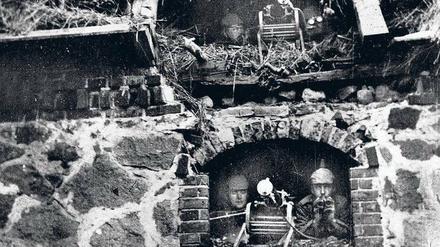Als der Krieg zur Materialschlacht wurde. Deutsche Maschinengewehrstellung bei Neuve-Chapelle, 1915. Foto: Aus „Der Erste Weltkrieg. Eine europäische Katastrophe“/Theiss Verlag/ Roger-Viollet