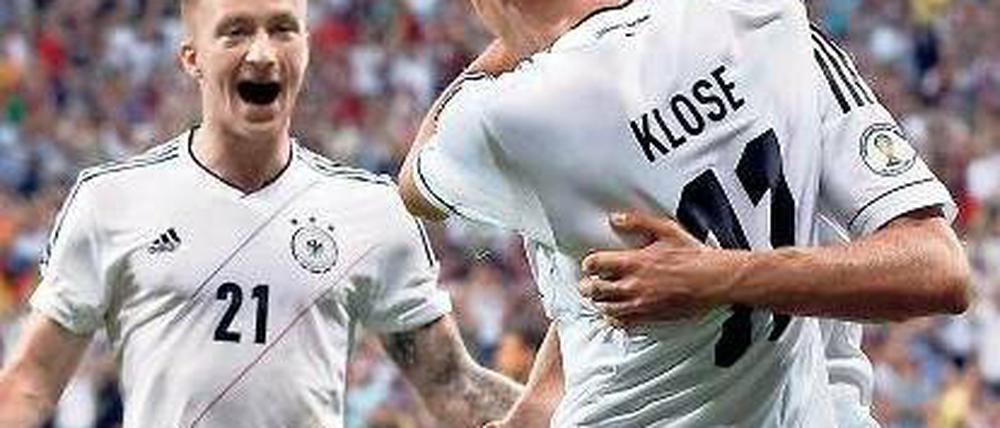 Das Tor zum Jubiläum. Miroslav Klose feiert seinen Treffer, Thomas Müller (r.) ist erster Gratulant vor Marco Reus (l.). Foto: Reuters