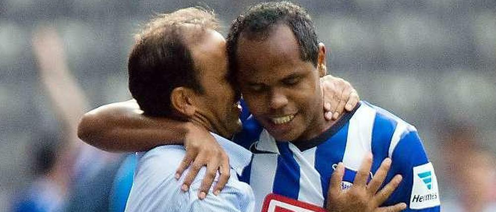 Ronny und Hertha-Trainer Jos Luhukay umarmen sich.