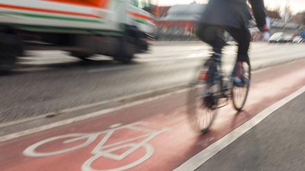 Auto- und Radfahrer: Wer bekommt wie viel Platz auf der Straße?