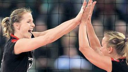 Eine andere Art von Größe. Mit 1,71 Metern gehört Kathleen Weiss (rechts, mit Heike Beier) zu den kleineren Spielerinnen, dafür ist ihr Kampfgeist überragend. 