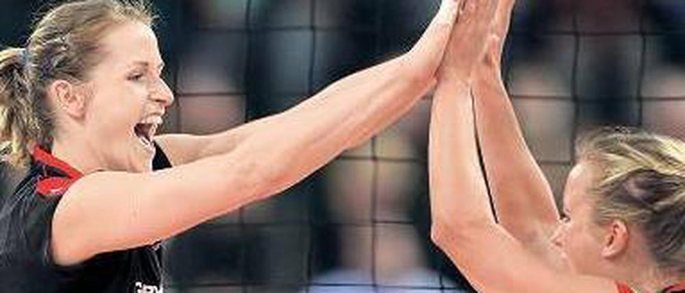 Eine andere Art von Größe. Mit 1,71 Metern gehört Kathleen Weiss (rechts, mit Heike Beier) zu den kleineren Spielerinnen, dafür ist ihr Kampfgeist überragend. 