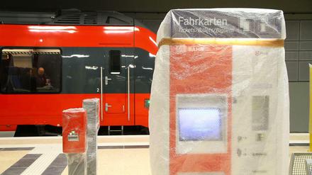 "Der Fahrscheinautomat war nicht in Betrieb". Die Ausrede taugt am BER-Bahnhof. Kleiner Haken: Es gibt keine Züge, in die man einsteigen kann.