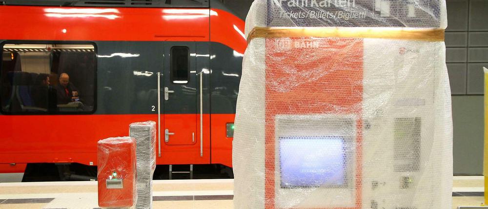 "Der Fahrscheinautomat war nicht in Betrieb". Die Ausrede taugt am BER-Bahnhof. Kleiner Haken: Es gibt keine Züge, in die man einsteigen kann.