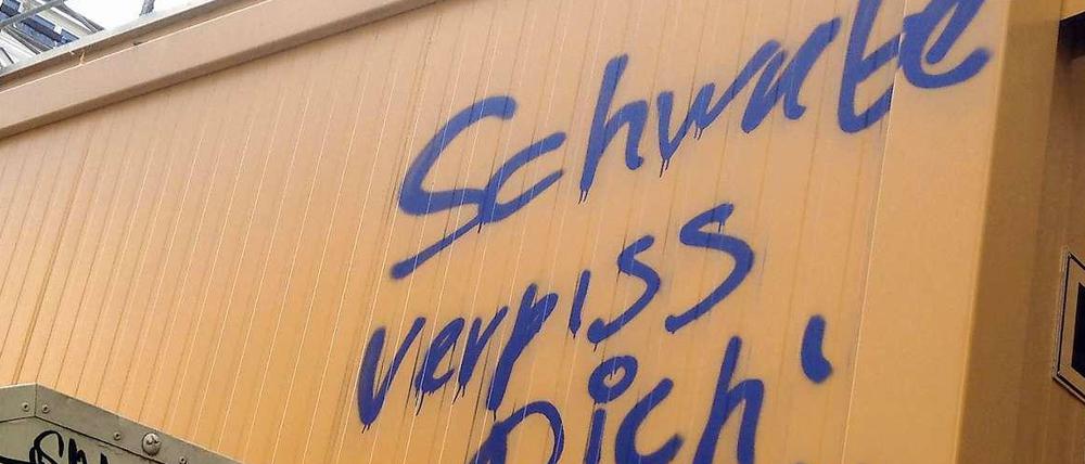 Der Regierende Bürgermeister Klaus Wowereit (SPD) und Innensenator Frank Henkel (CDU) haben die neuesten Hassparolen gegen schwäbische Mitbewohner und Gewerbetreibende in Prenzlauer Berg am Samstagabend scharf kritisiert.