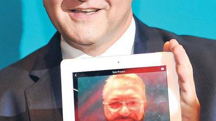 Da freut sich einer. Frank Henkel, mit und ohne Bart – und einer Ifa-Spielerei. Foto: dpa