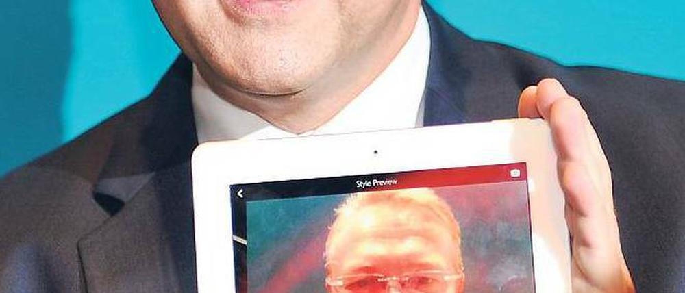 Da freut sich einer. Frank Henkel, mit und ohne Bart – und einer Ifa-Spielerei. Foto: dpa