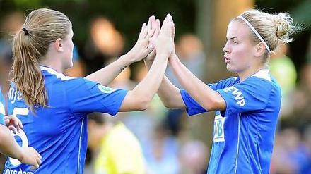 Die Potsdamerin Maren Mjelde (l) und Jennifer Cramer beim Spiel gegen die Nationalmannschaft Nordkoreas Ende August in Groß Kreutz in Brandenburg.