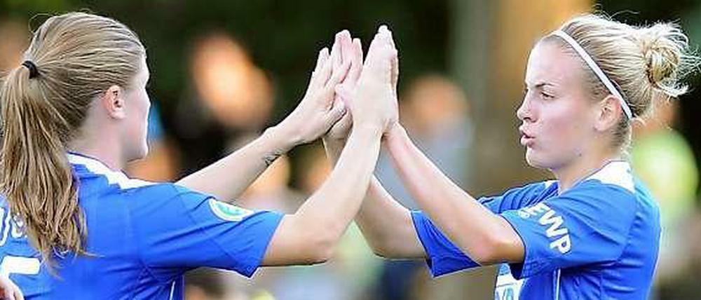Die Potsdamerin Maren Mjelde (l) und Jennifer Cramer beim Spiel gegen die Nationalmannschaft Nordkoreas Ende August in Groß Kreutz in Brandenburg.