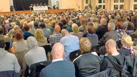 Volles Haus. Gut 300 Neuköllner kamen zu der Veranstaltung. Foto: Christian Mang