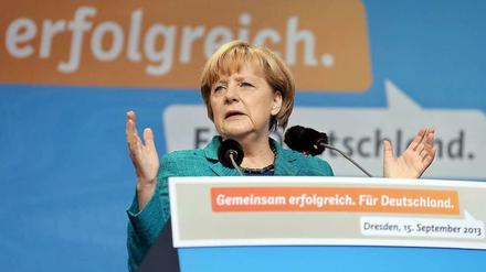 Angela Merkel nahm den Absturz einer Drohne bei ihrem Wahlkampfauftritt in Dresden gelassen.